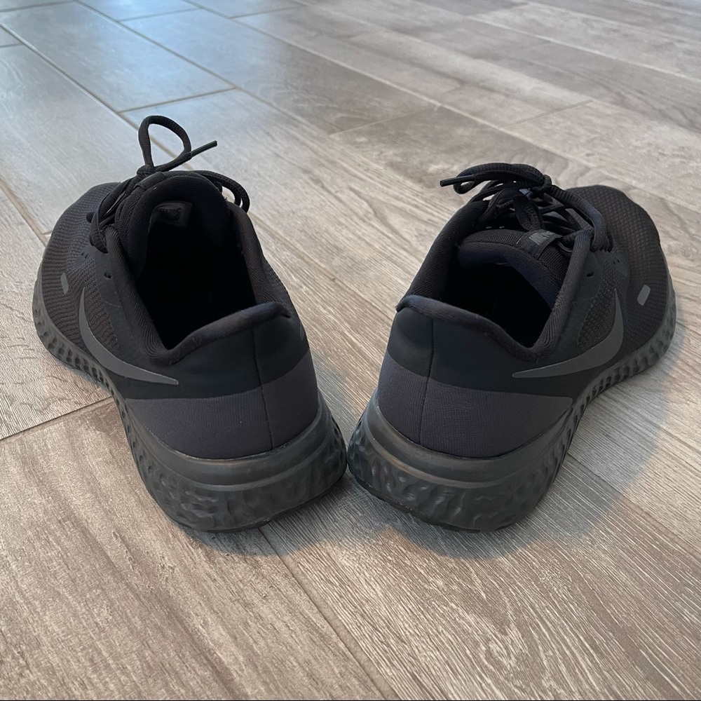 Nike Men's Revolution 5 - All Black - Picture 8 of 11